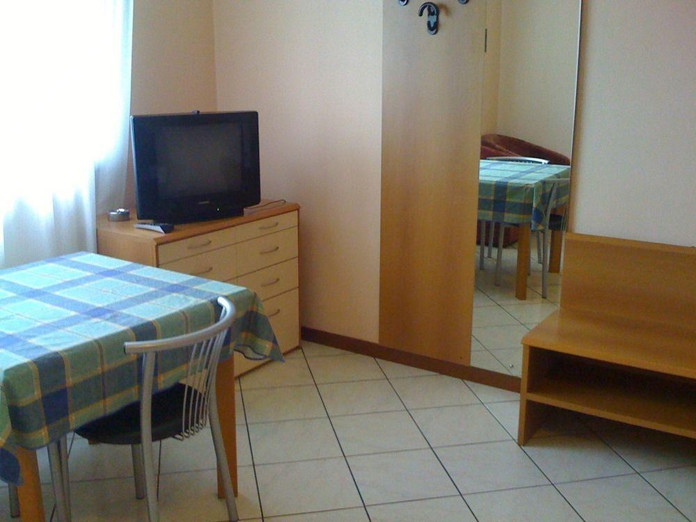 Hotel Residence La Fontana Маріано-Коменсе Екстер'єр фото
