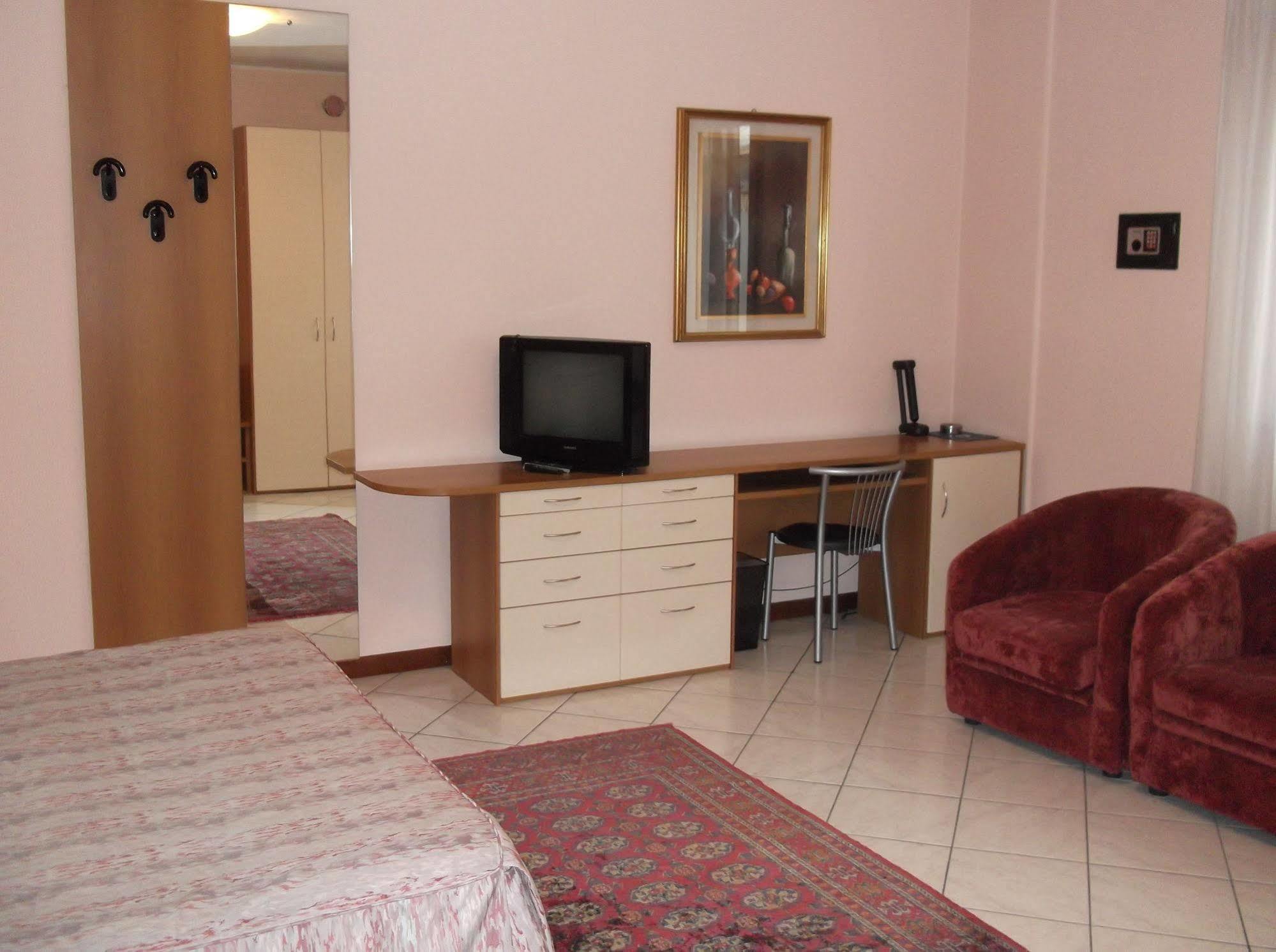Hotel Residence La Fontana Маріано-Коменсе Екстер'єр фото